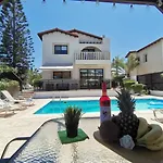 Eliana Villa *